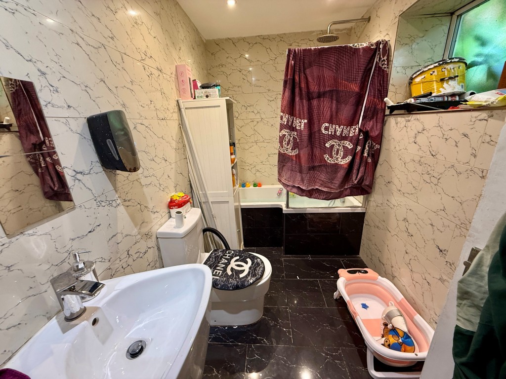 Lot: 113 - SIX FLATS FOR INVESTMENT - Elizabeth House Flat 1 Bath/shower room with W.C.